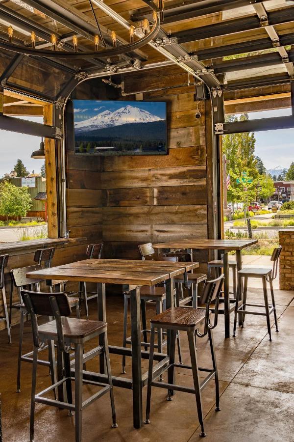 Ski Inn Taphouse Hotel Sisters Esterno foto
